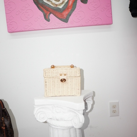 Elegant Cream Woven Handbag with Gold Details - Picture 4 of 4